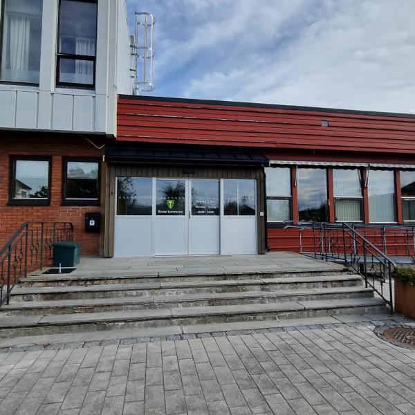 kommunehuset inngang (stående format)