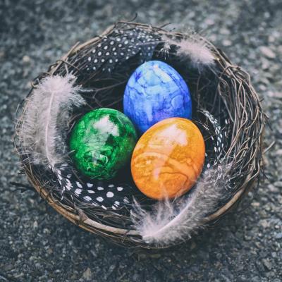 påskeegg i kurv