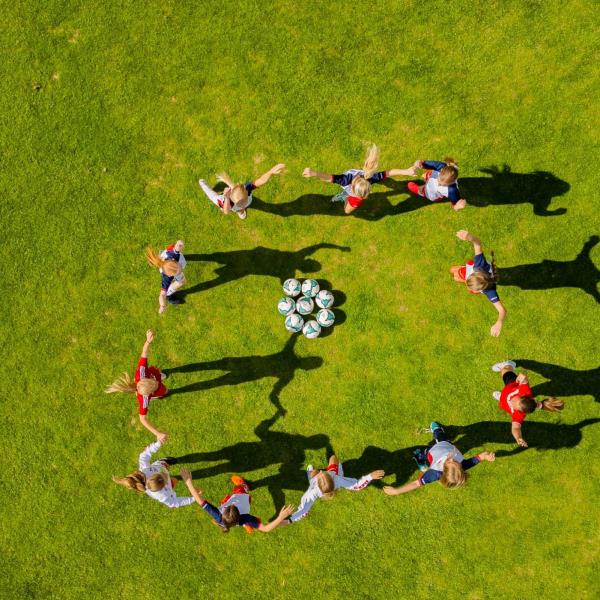 Dronefoto av fotballjenter på Trollbanen