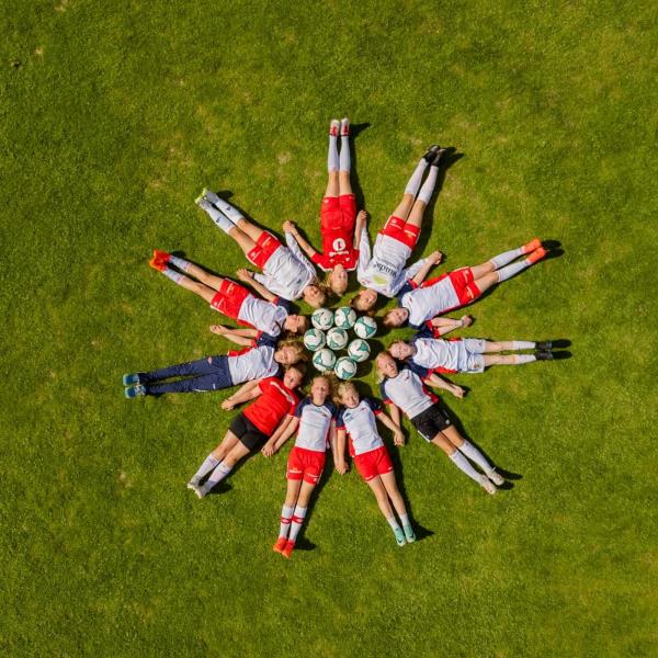 Dronefoto av fotballjenter på banen