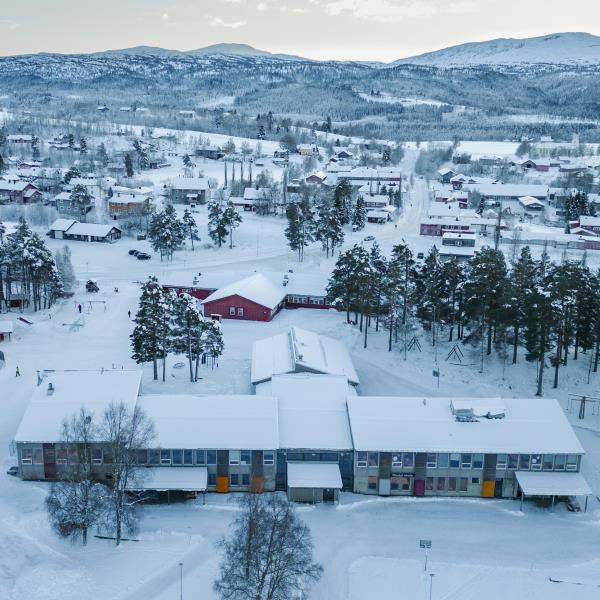 Dronefoto av Rindal skole og Rindal barnehage