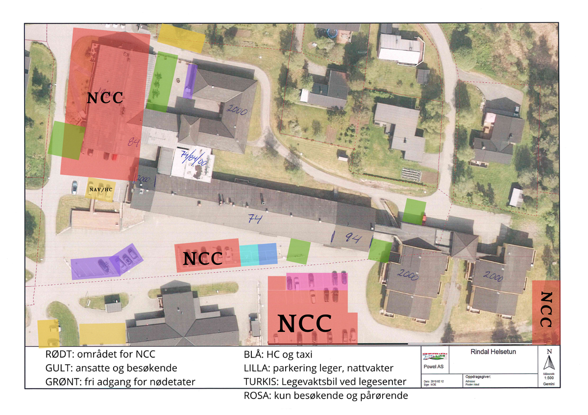 Rødt: området for NCC. Gult: område for ansatte og besøkende. Grønt: fri adgang for nødetater. Blå: HC og taxi. Lilla: parkering leger nattvakter. Turkis: legevaktsbil ved legesenter. Rosa: kun for besøkende og pårørende. - Klikk for stort bilde